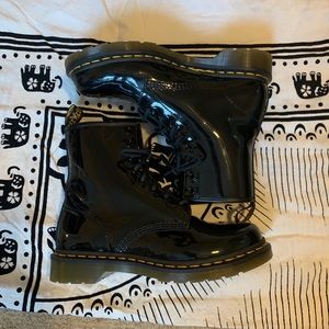 1460 WOMEN'S PATENT LEATHER LACE UP BOOTS